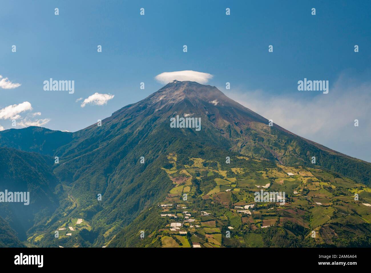 Tungurahua vulcano (5023m) vicino alla città di Baños in Ecuador. Foto Stock