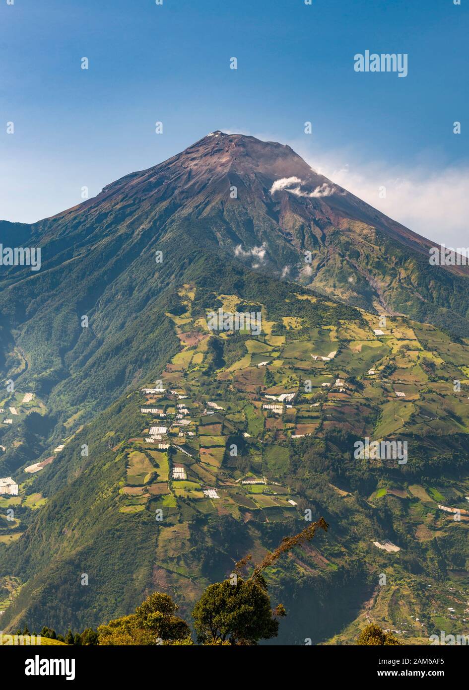 Tungurahua vulcano (5023m) vicino alla città di Baños in Ecuador. Foto Stock