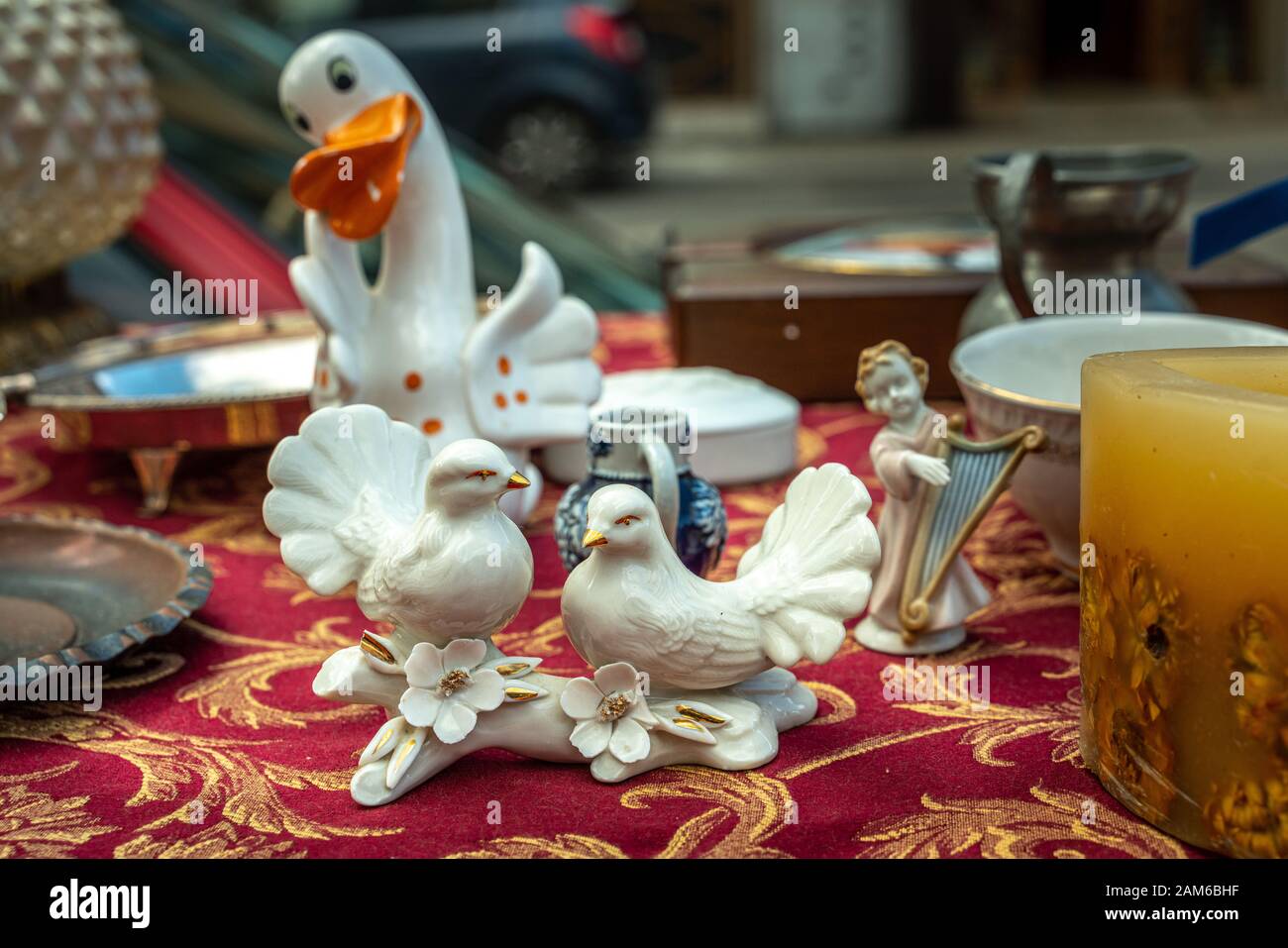 due colombe in ceramica nel mercato delle pulci Foto Stock