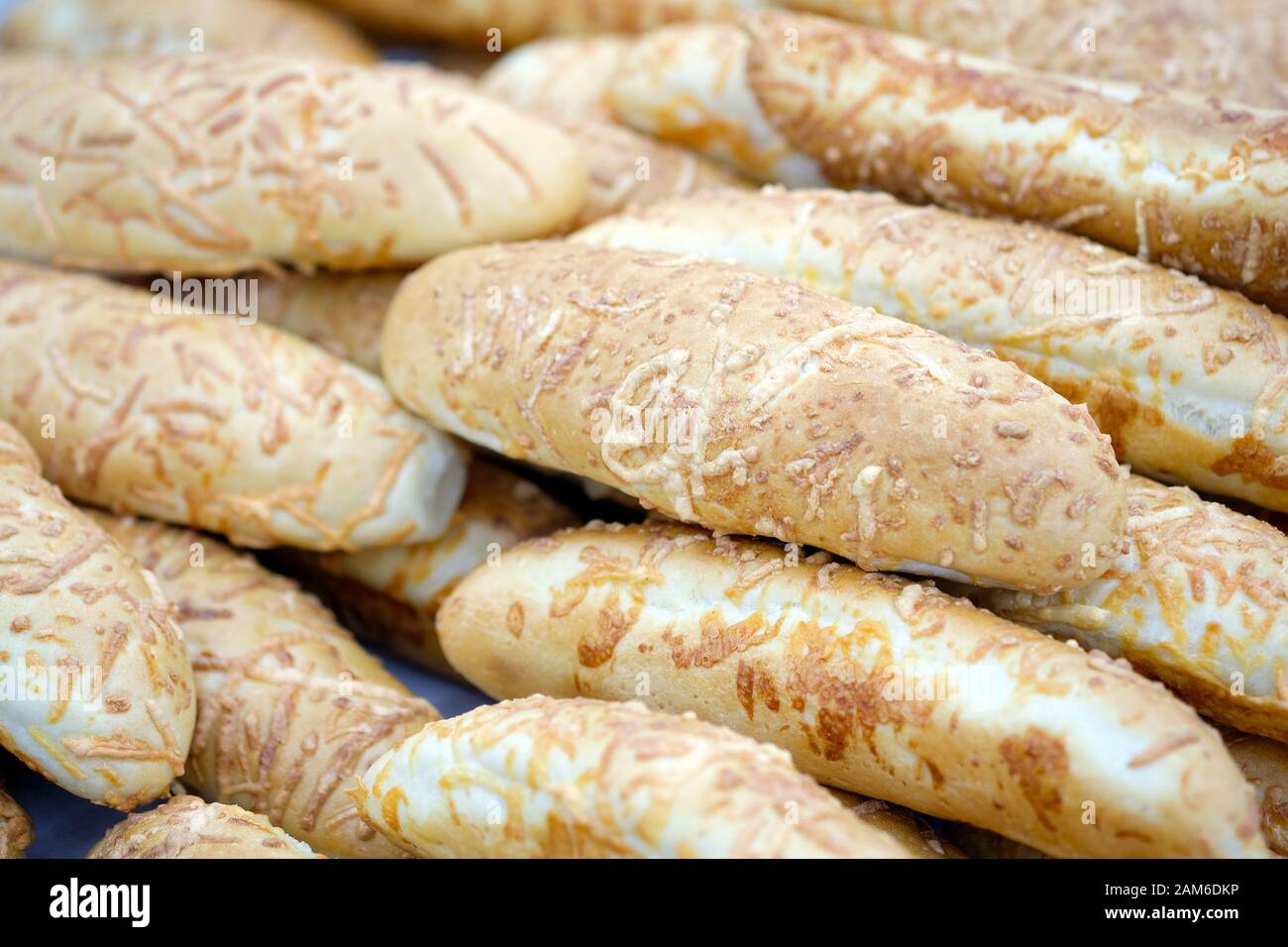 Muffin spruzzati e cotti con formaggio in cima. Coniglietti hot dog. Il reparto pane del negozio. Foto Stock