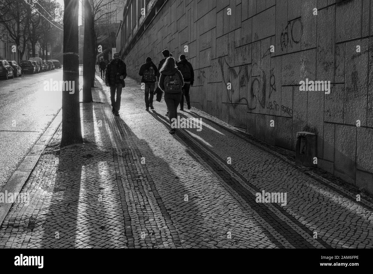 Persone che camminano su Rua Olvieira Matos verso l'Università di Coimbra nel centro di Coimbra Portogallo Foto Stock