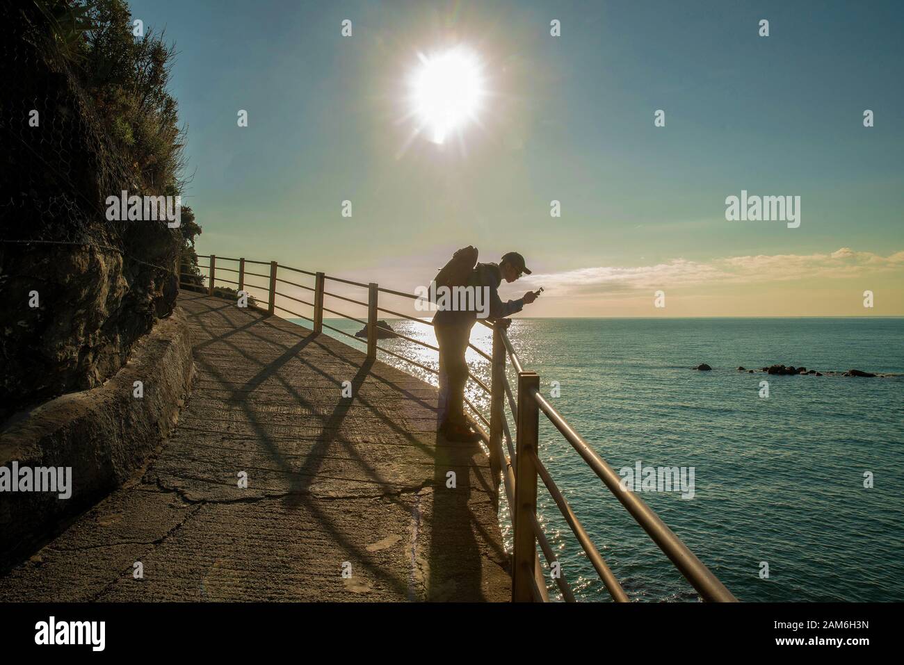 Giovane cinese - video turistico-making sulla costa ligure. Giornata idilliaca in vacanza in qualsiasi stagione - sempre soleggiata maestosa Italia! ogni t. Foto Stock