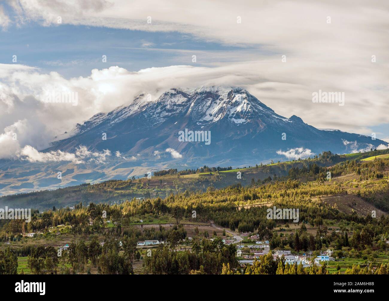 Monte Chimborazo vulcano (6268m), la montagna più alta in Ecuador e il punto più alto sulla Terra, quando misurata dal centro della Terra. Foto Stock