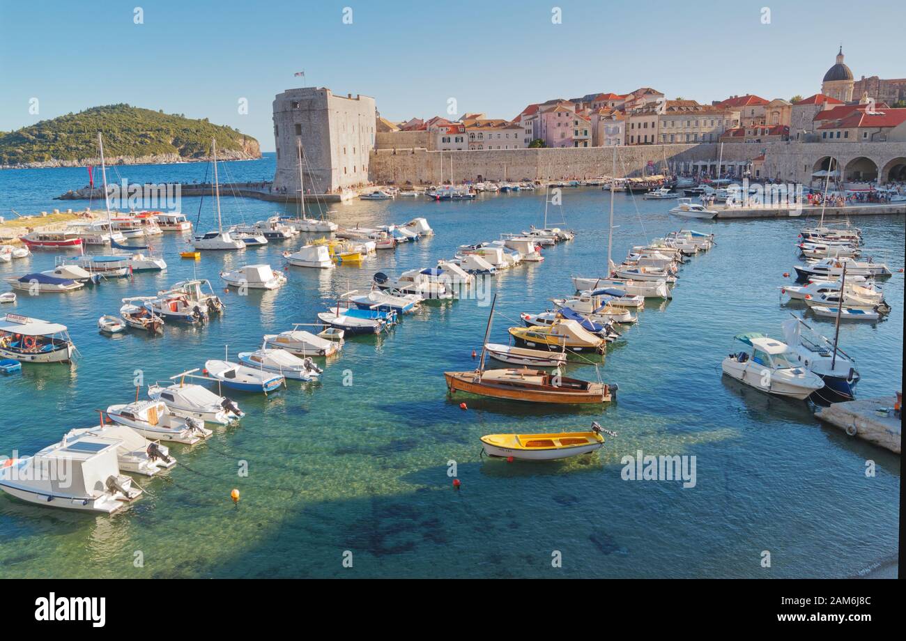 Barche nella baia di Dubrovnik Croazia Foto Stock
