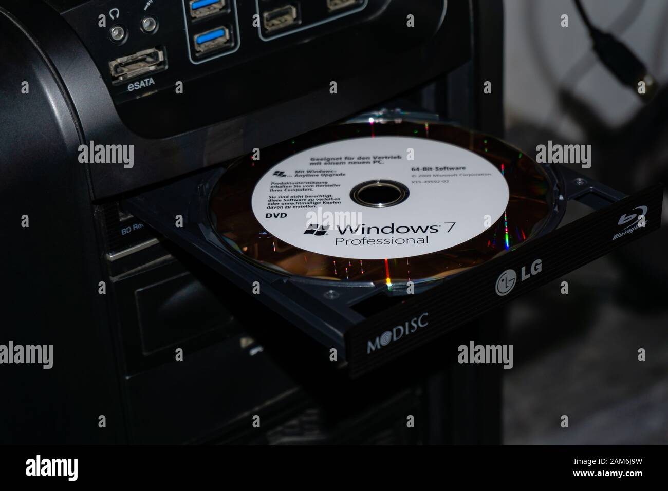 WILDFLECKEN, BAVIERA, GERMANIA - 11 GENNAIO 2020 un DVD originale di Microsoft Windows 7 in un'unità DVD Foto Stock