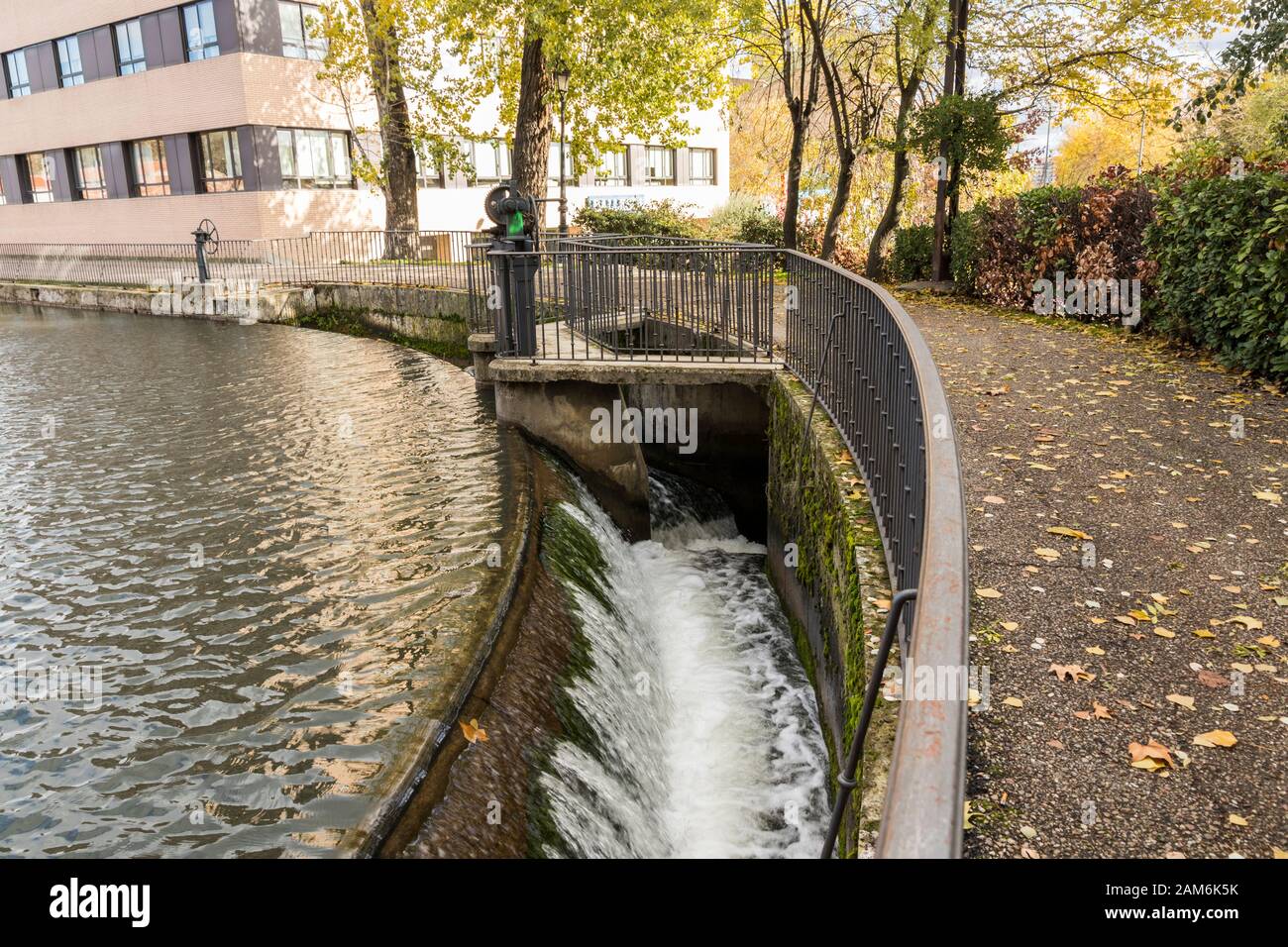 Valladolid, Spagna. La Darsena (molo) del Canal de Castilla (canale di Castiglia), costruito nel 18th Secolo Foto Stock