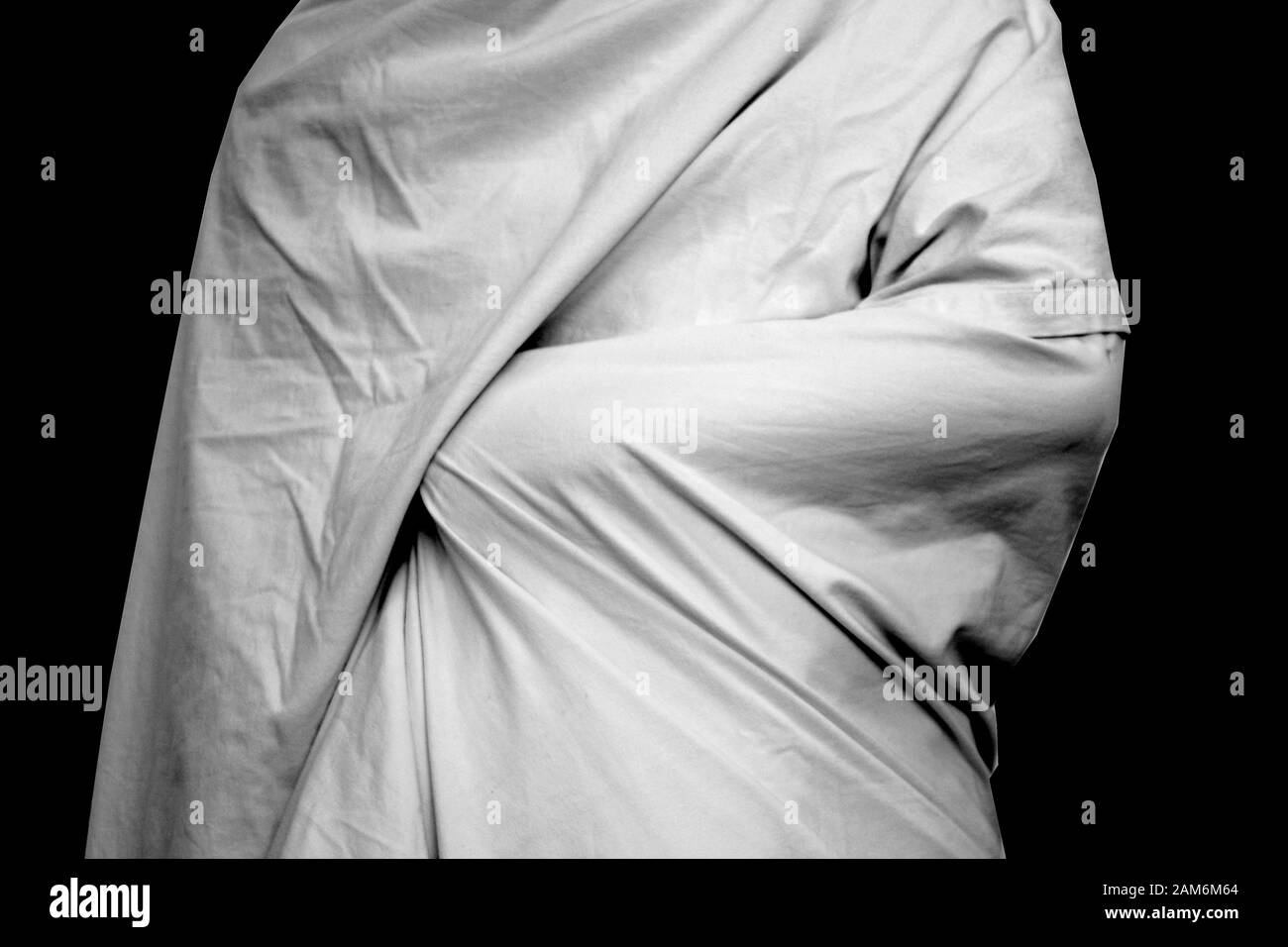 Forma umana ricoperto di un foglio bianco Foto Stock