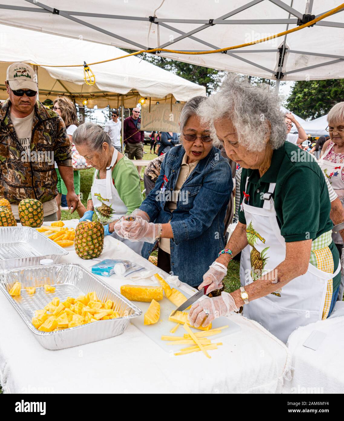 Lana‘I Pineapple Festival: Tagliare Pezzi Di Ananas Da Condividere Foto Stock