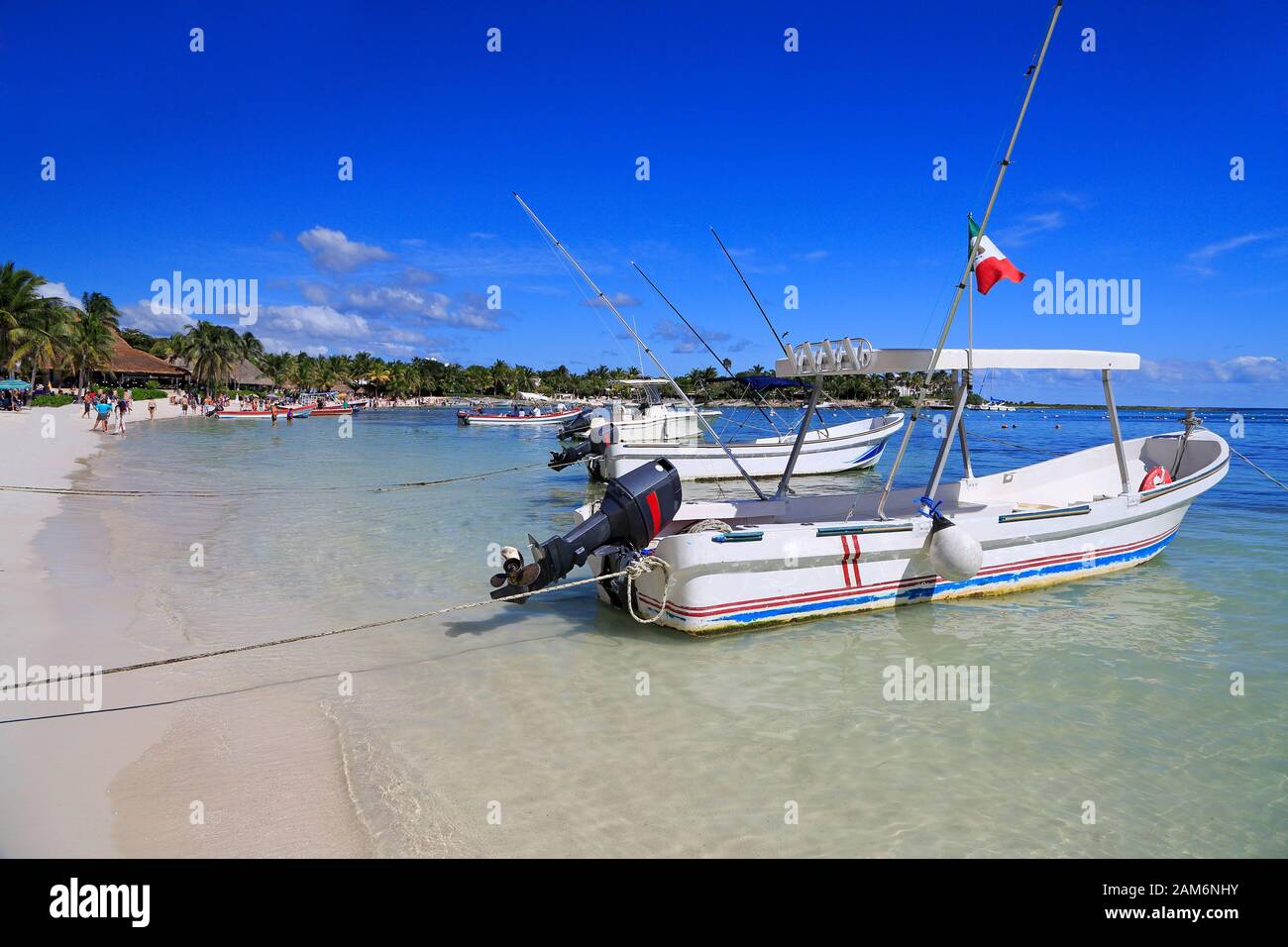 Spiaggia bianca caraibica con barche da pesca nella Riviera Maya, costa dello Yucatan, Quintana Roo, Messico Foto Stock