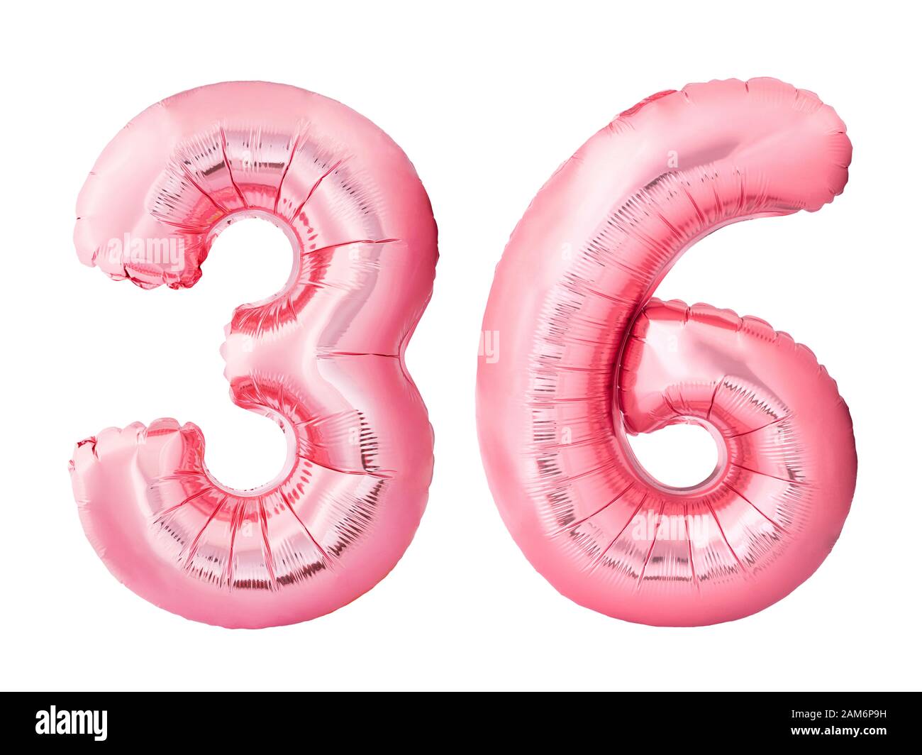 Numero 36 trentasei fatto di palloncini gonfiabili in oro rosa isolato su sfondo bianco. Palloncini di elio rosa che formano 36 trentasei Foto Stock