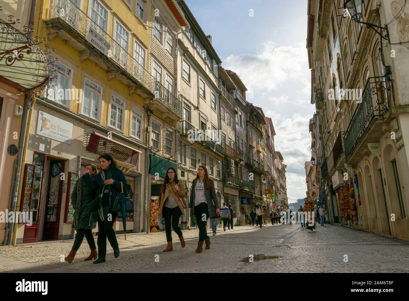 Gli amanti dello shopping in Rua Visconde da Luz in Coimbra Portogallo Foto Stock