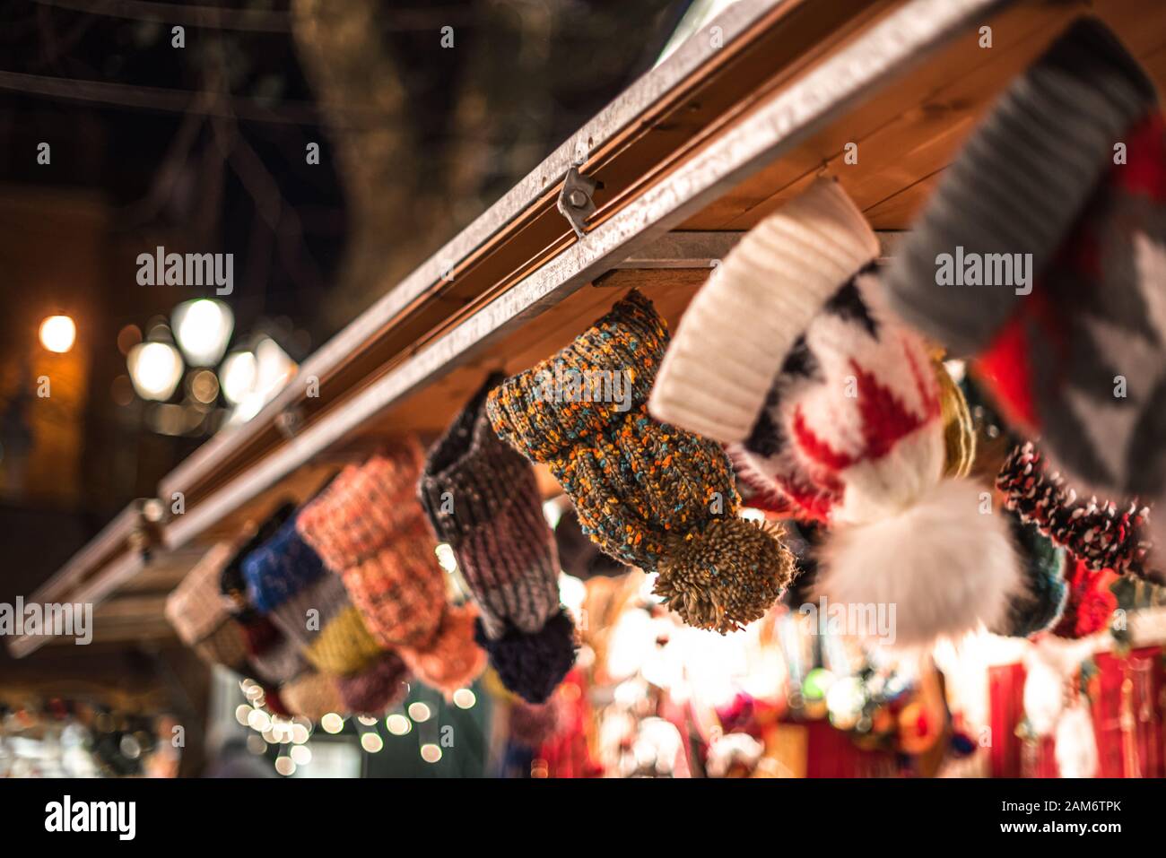 Mercatino di Natale uk manchester festival notte inverno decorazione vacanza persone Foto Stock