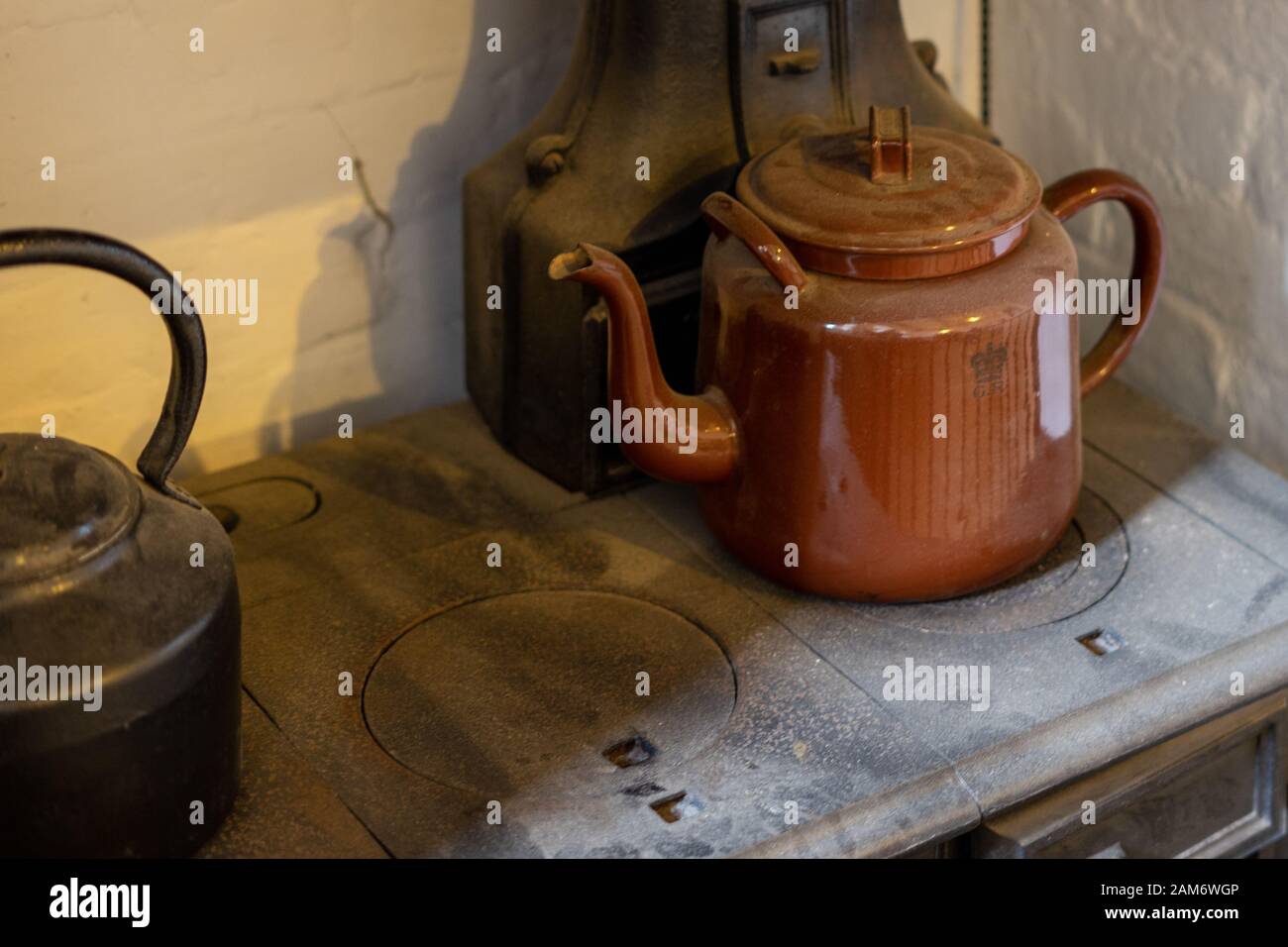 antico bollitore in metallo per bollire l'acqua su una stufa a gas o a legna  Foto stock - Alamy