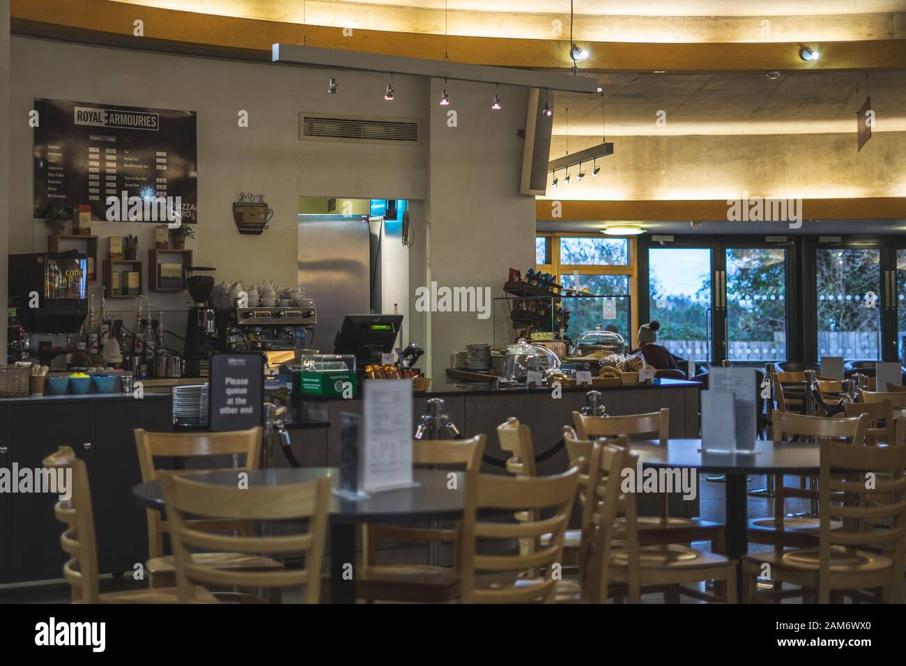 l'interno di una caffetteria con tavoli sedie e un banco per servire i clienti Foto Stock