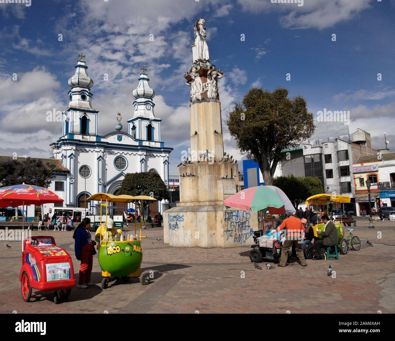 Monumento, Iglesia San Felipe Neri, e fornitori di cibo sulla piazza della città di Ipiales, Colombia Foto Stock