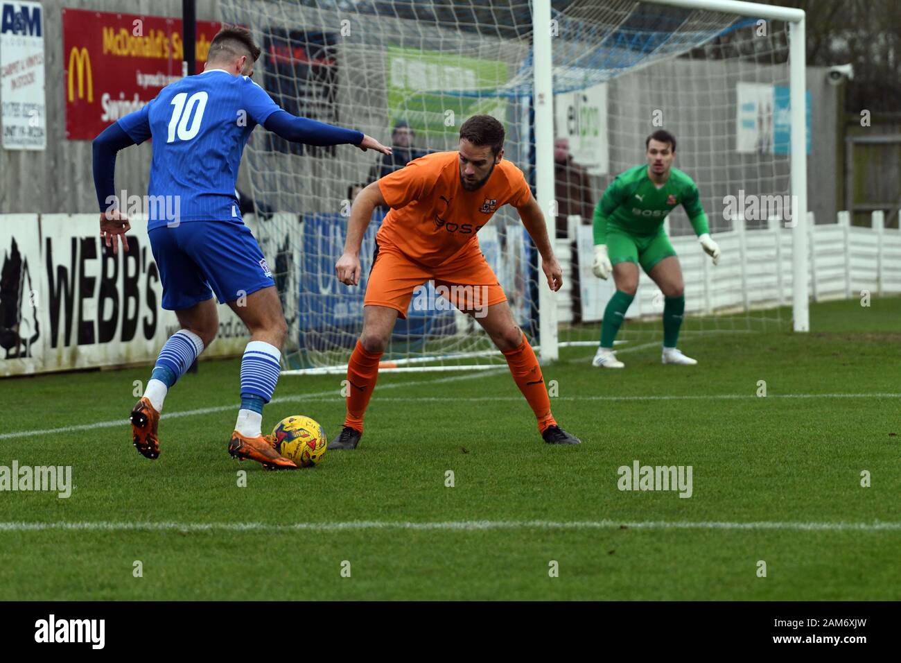 Conor Mcdonagh sull'attacco con Hartley Fc sulla difesa nel campionato meridionale Supermarine fc Swindon 11/01/2020 Foto Stock