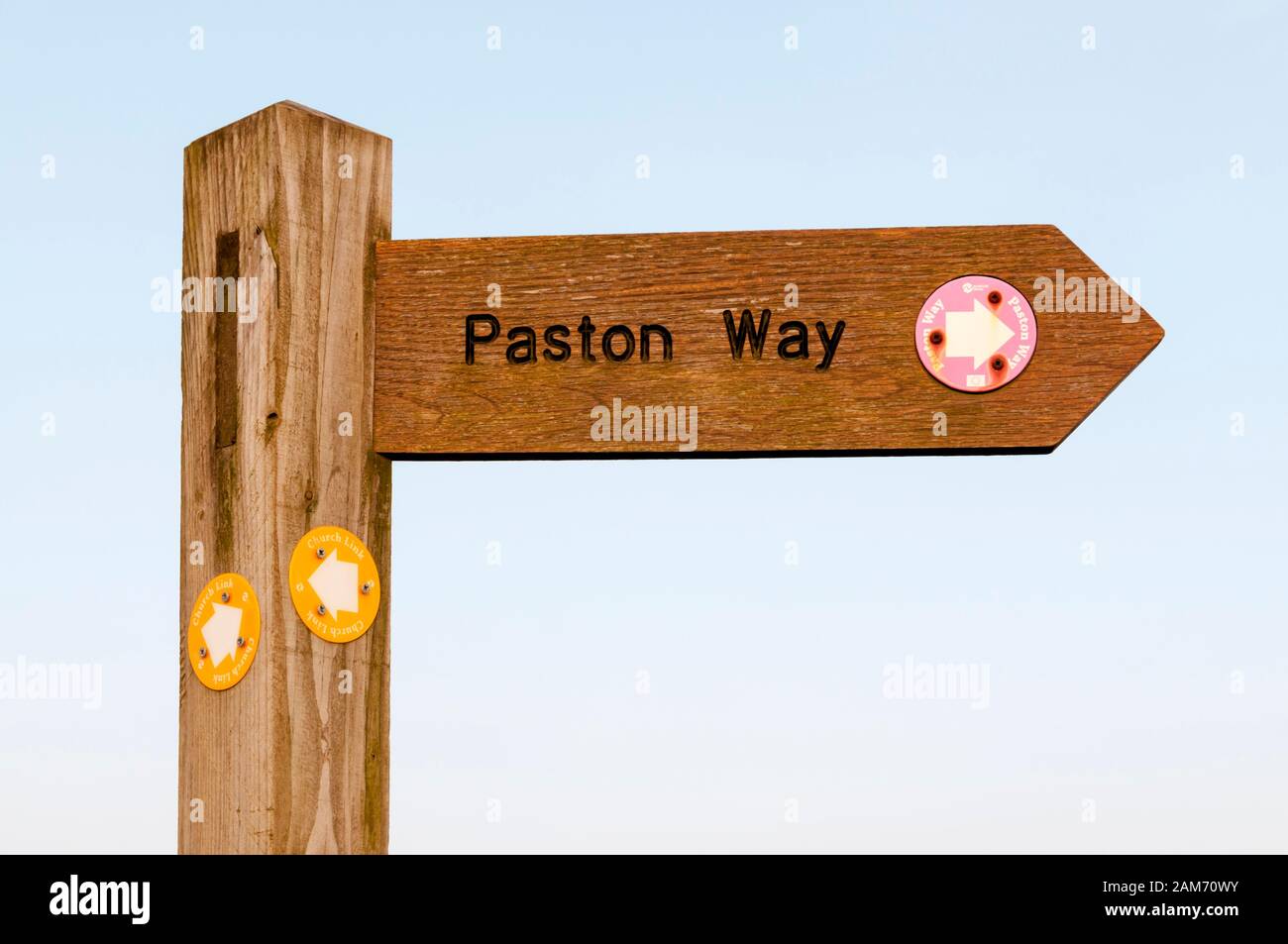 Un segnavia e seguire le indicazioni per il modo Paston in Norfolk. Foto Stock