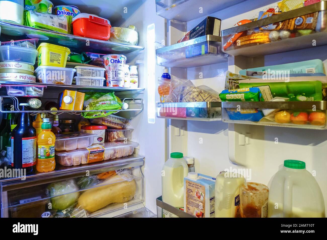 Un frigo pieno di cibo. Bottiglie, pacchetti, negozi di generi alimentari e  di alimenti di diversi tipi Foto stock - Alamy