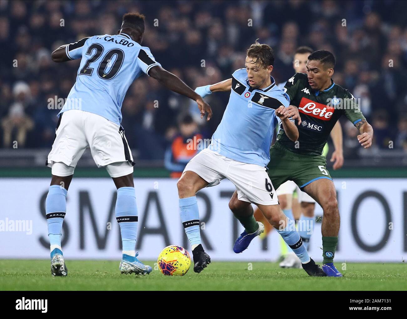 Stadio Olympico, Roma, Italia. Xi gen, 2020. Serie A CALCIO, Lazio contro il Napoli; Lucas Leiva Pezzini del Lazio tiene fuori Mario Rui di Napoli - Editoriale usare carte di credito: Azione Plus sport/Alamy Live News Foto Stock