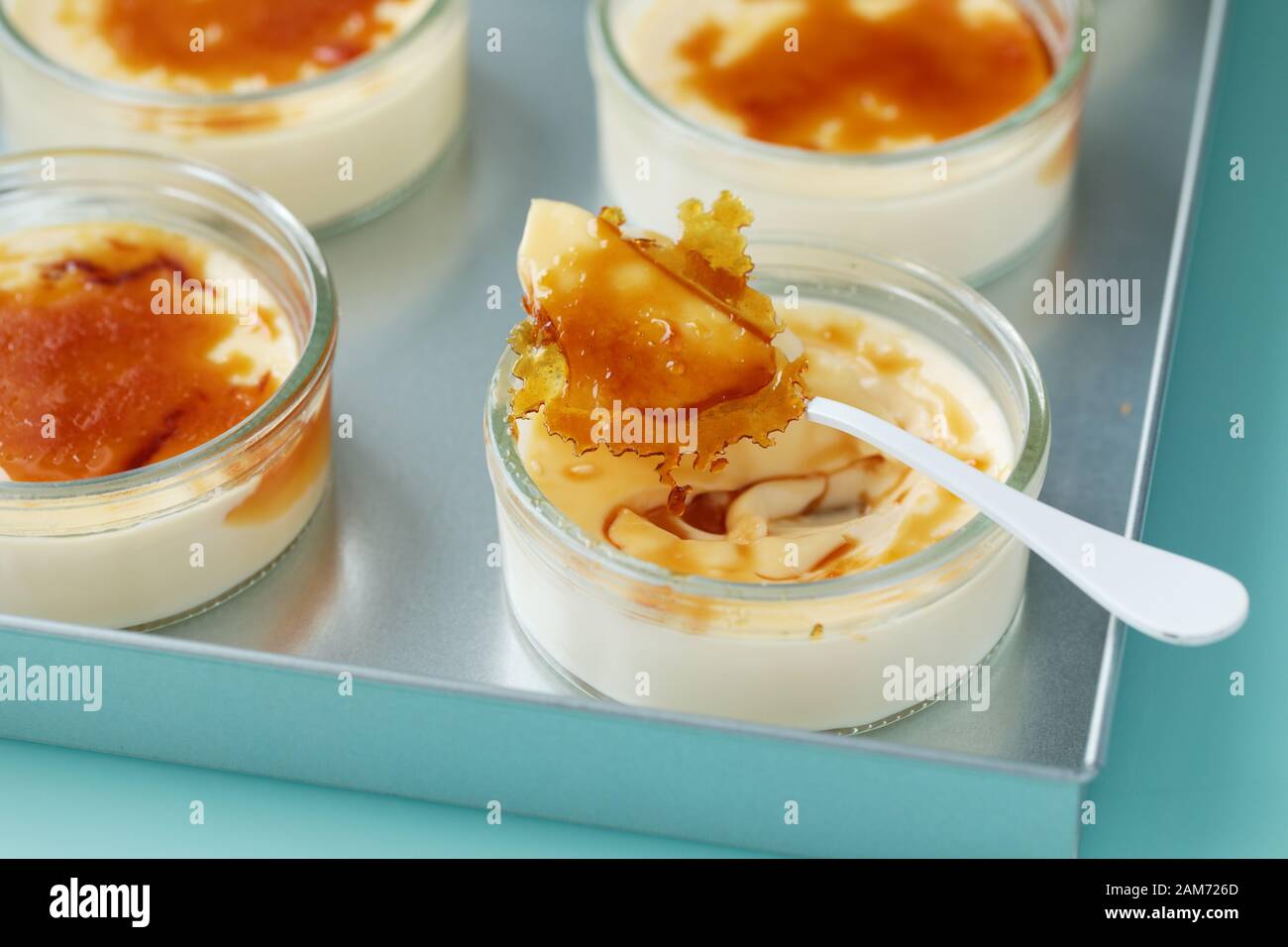 Vista ingrandita di una porzione di creme brulee dessert guarnita con zucchero caramellato Foto Stock