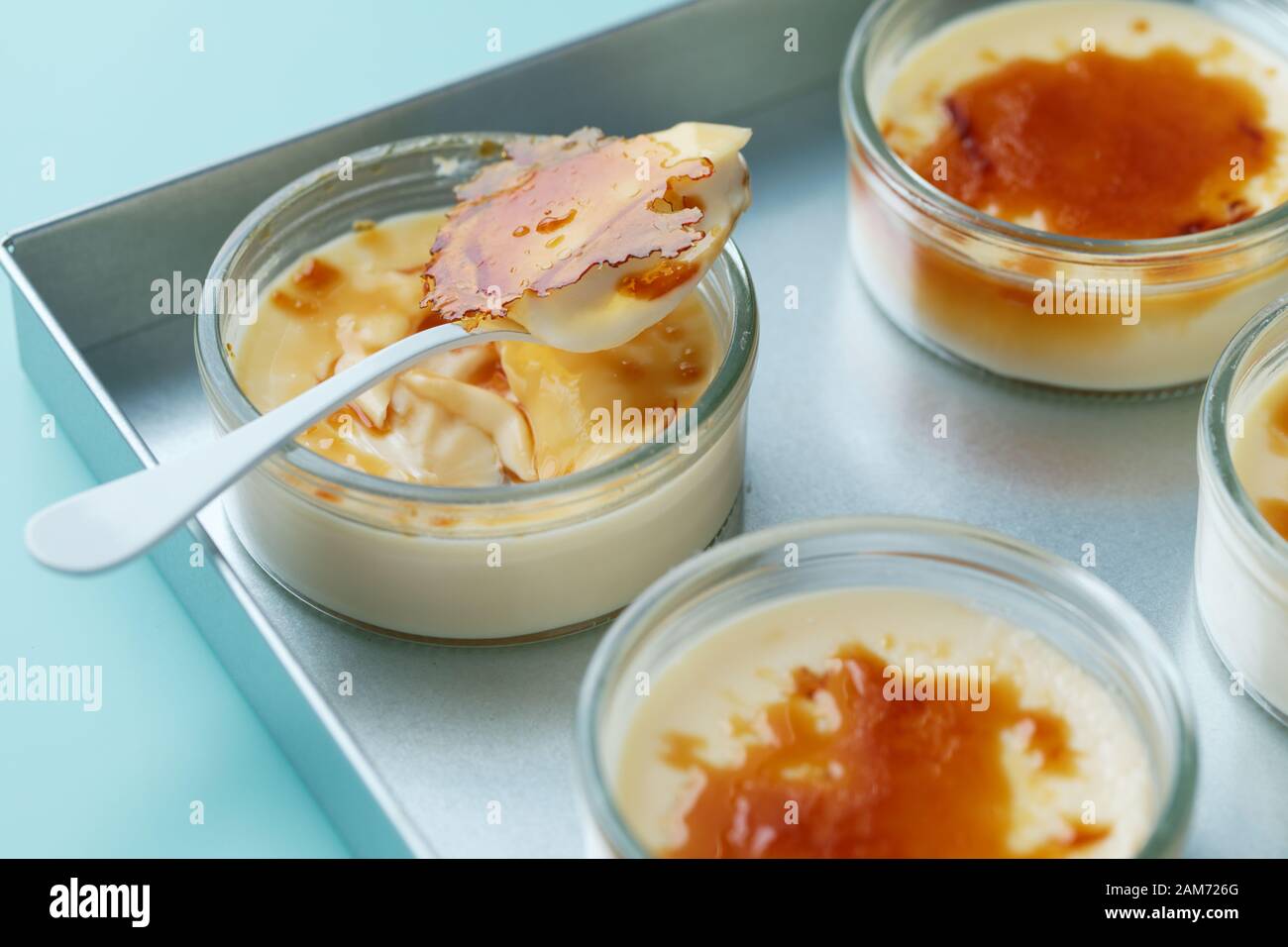 Vista ingrandita di una porzione di creme brulee dessert guarnita con zucchero caramellato Foto Stock