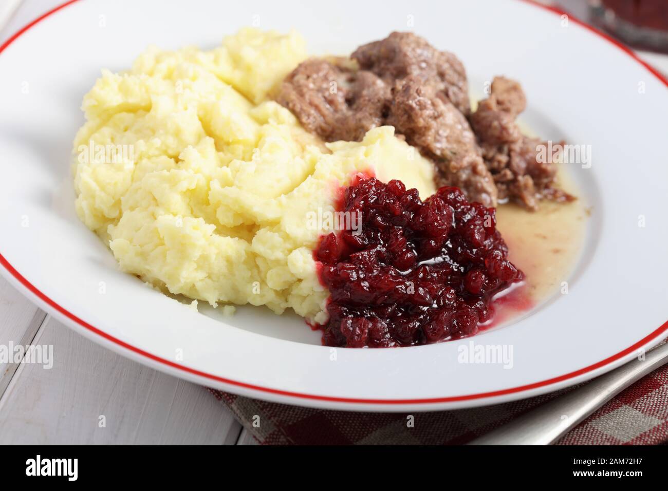 Il finlandese la cena con carne di cervo, purè di patate e marmellata di lingonberry Foto Stock
