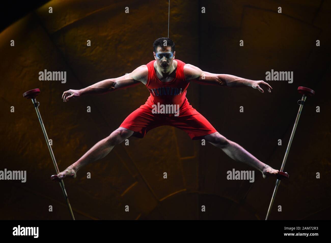 Un interprete presso la prova generale per il Cirque du Soleil produzione Luzia, che apre la domenica e durerà fino al 1 marzo 2020, presso la Royal Albert Hall di Londra. Foto Stock