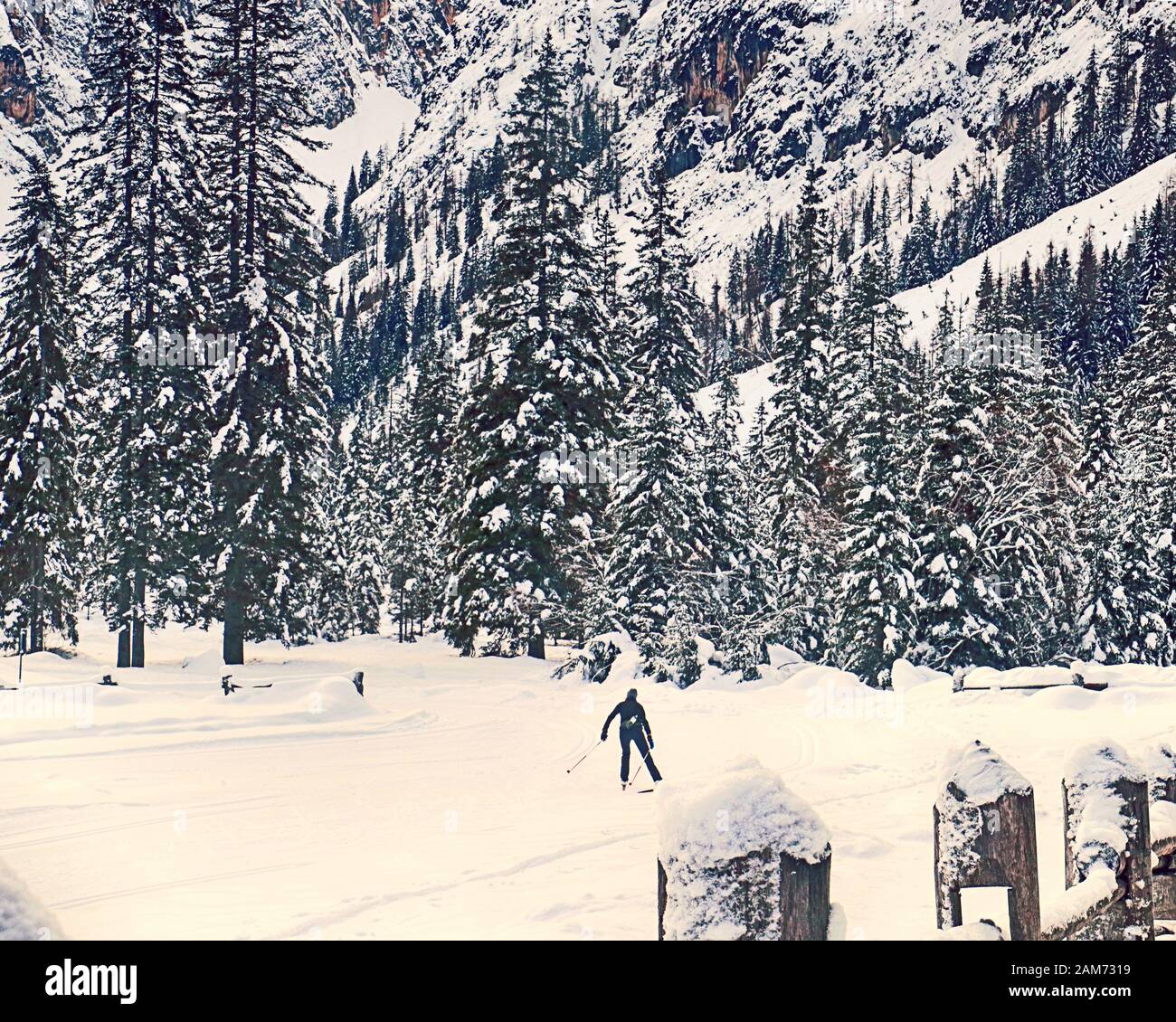 Sesto, Italia - paesaggio invernale della Val Fiscalina con fondisti sul bianco della neve sentieri per una bella vacanza invernale Foto Stock