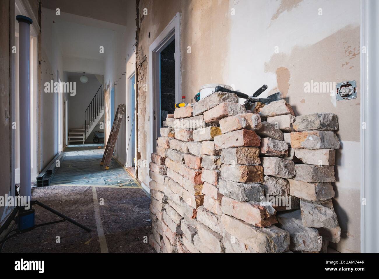 vecchio appartamento durante i lavori di ristrutturazione di casa, appartamento ristrutturato Foto Stock