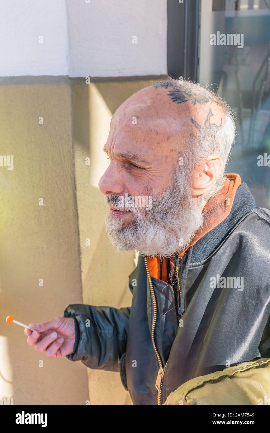 Harvey l uomo tatuato sul marciapiede sulla strada statale a Santa Barbara, California. Harvey è un Viet Nam veterano e una Santa Barbara nativi. Foto Stock