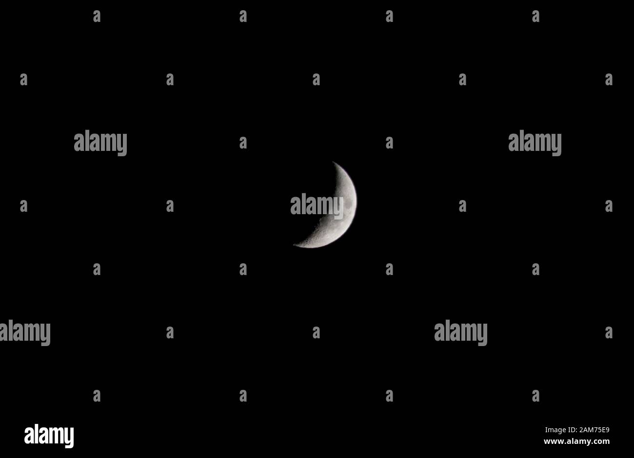 Quarto luna vicino in su nel cielo di notte Foto Stock