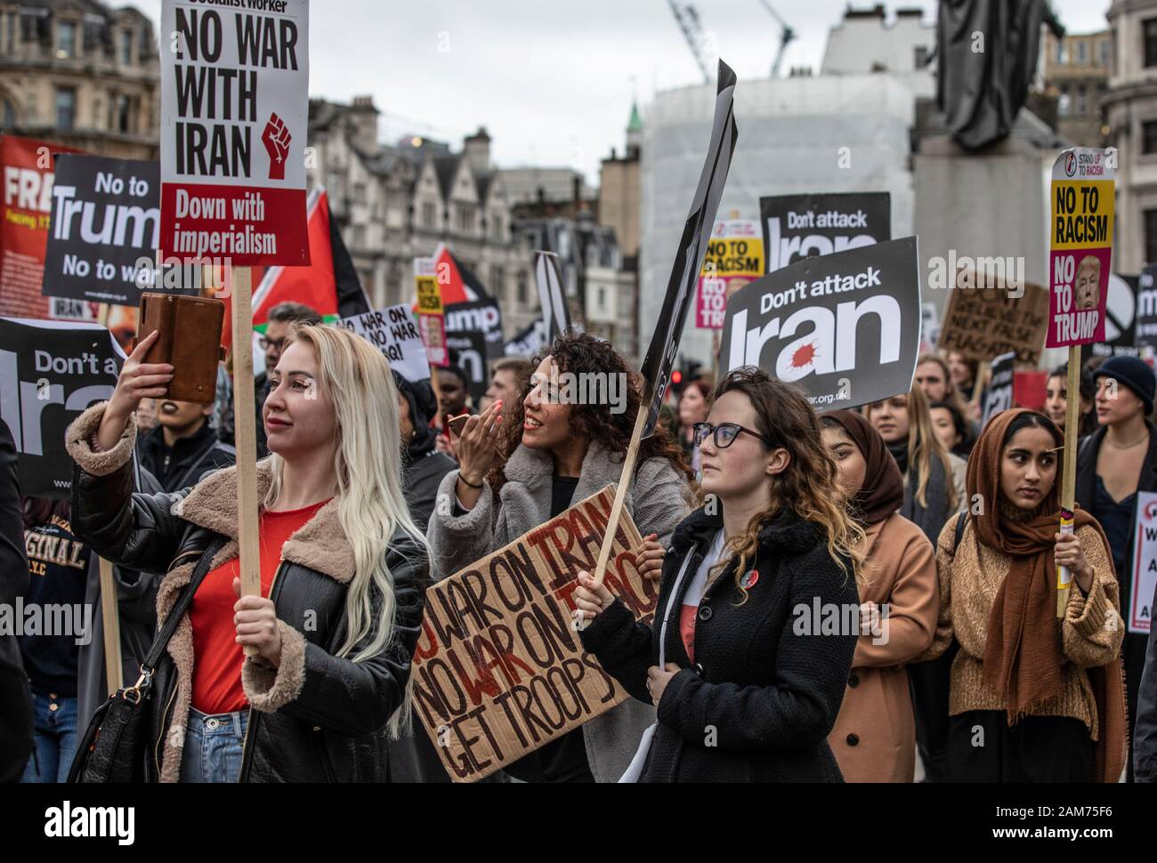 Protesta di 'Stop The War' a sostegno della manifestazione 'No War on Iran' e dei discorsi pronunciati dai principali politici del Partito laburista, Trafalgar Square, Londra. Foto Stock