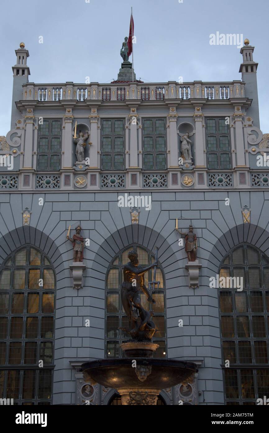 Fontana del Nettuno statua che si trova nella parte anteriore del Artus Court, lungo Market Street, Danzica Polonia Foto Stock