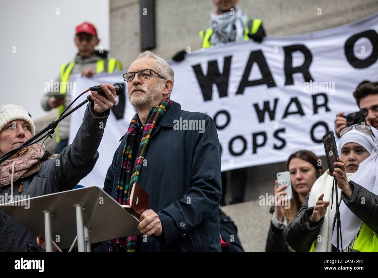 Protesta di 'Stop The War' a sostegno della manifestazione 'No War on Iran' e dei discorsi fatti da Jeremy Corbyn, leader del Partito Laburista, Trafalgar Square. Foto Stock