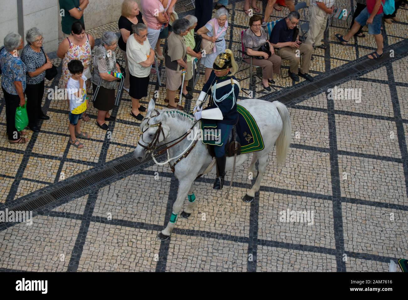 COIMBRA, Portogallo - 10 lug 2016 - Ufficiali della GNR in parata in commemorazione del cinquecentesimo anniversario della Regina San di Coimbra, Portogallo Foto Stock