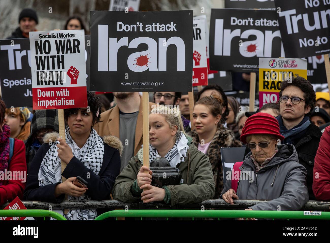 Protesta di 'Stop The War' a sostegno della manifestazione 'No War on Iran' e dei discorsi pronunciati dai principali politici del Partito laburista, Trafalgar Square, Londra. Foto Stock