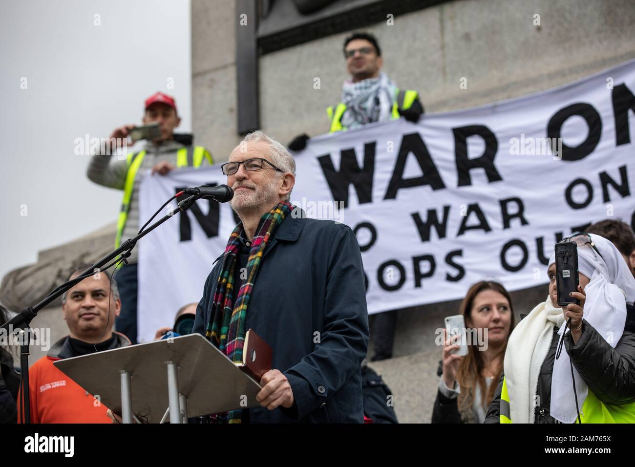 Protesta di 'Stop The War' a sostegno della manifestazione 'No War on Iran' e dei discorsi fatti da Jeremy Corbyn, leader del Partito Laburista, Trafalgar Square. Foto Stock