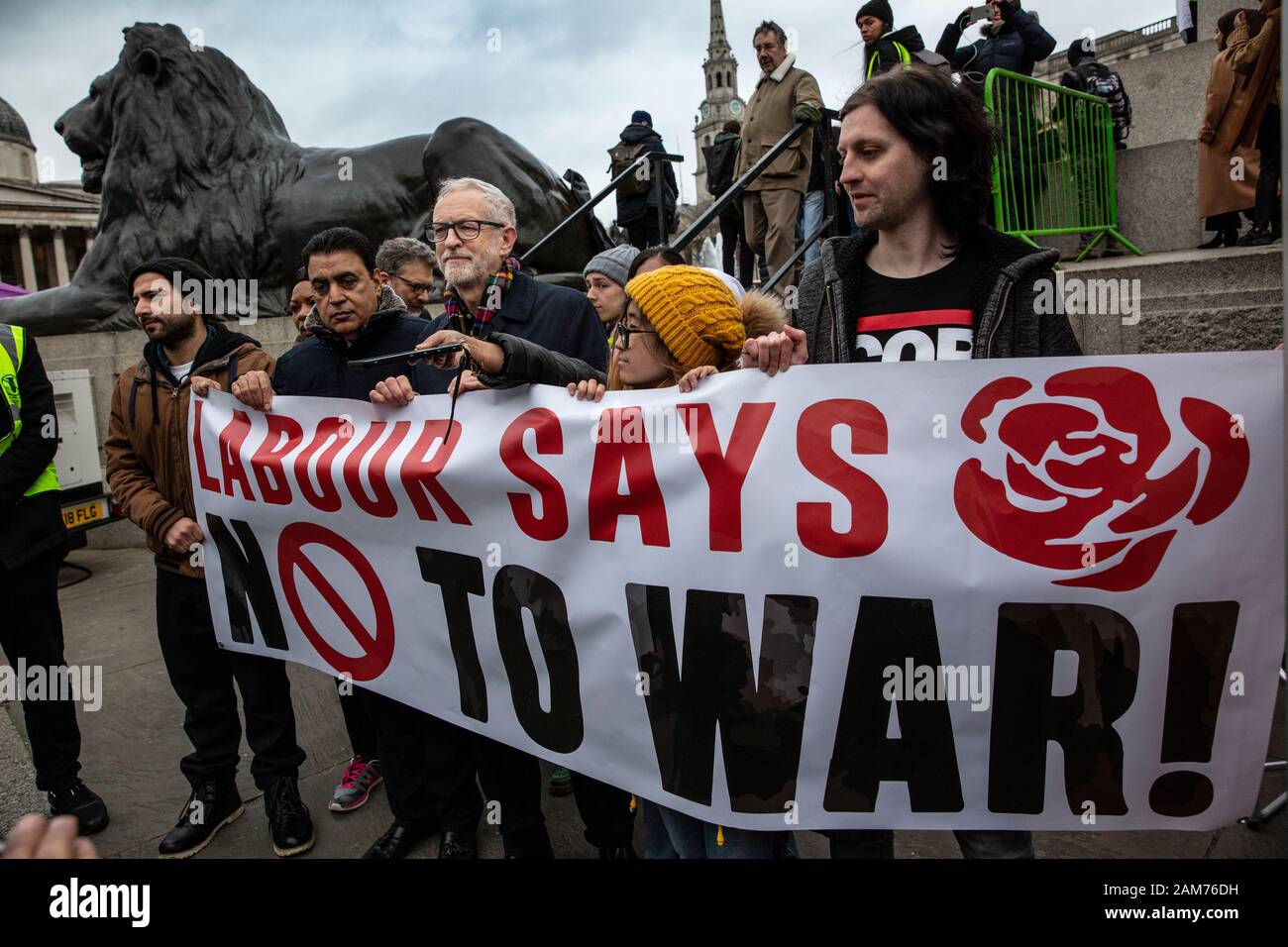 Protesta di 'Stop The War' a sostegno della manifestazione 'No War on Iran' e dei discorsi fatti da Jeremy Corbyn, leader del Partito Laburista, Trafalgar Square. Foto Stock