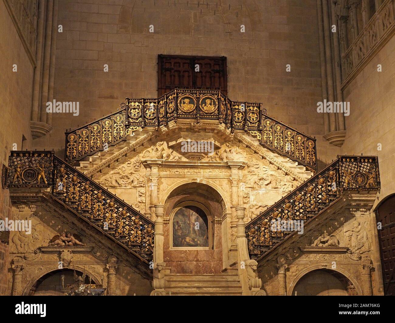 Scala dorata rinascimentale braccio nord del Transetto nella cattedrale di Santa Maria di Burgos, nella città di Burgos nella regione basca della Spagna settentrionale Foto Stock