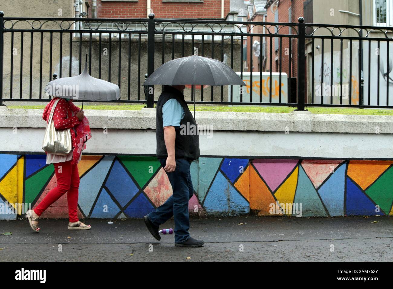 Le persone hanno il coraggio del tempo umido di luglio a Belfast, domenica, luglio 28th 2019. (Foto di Paul McErlane) Foto Stock