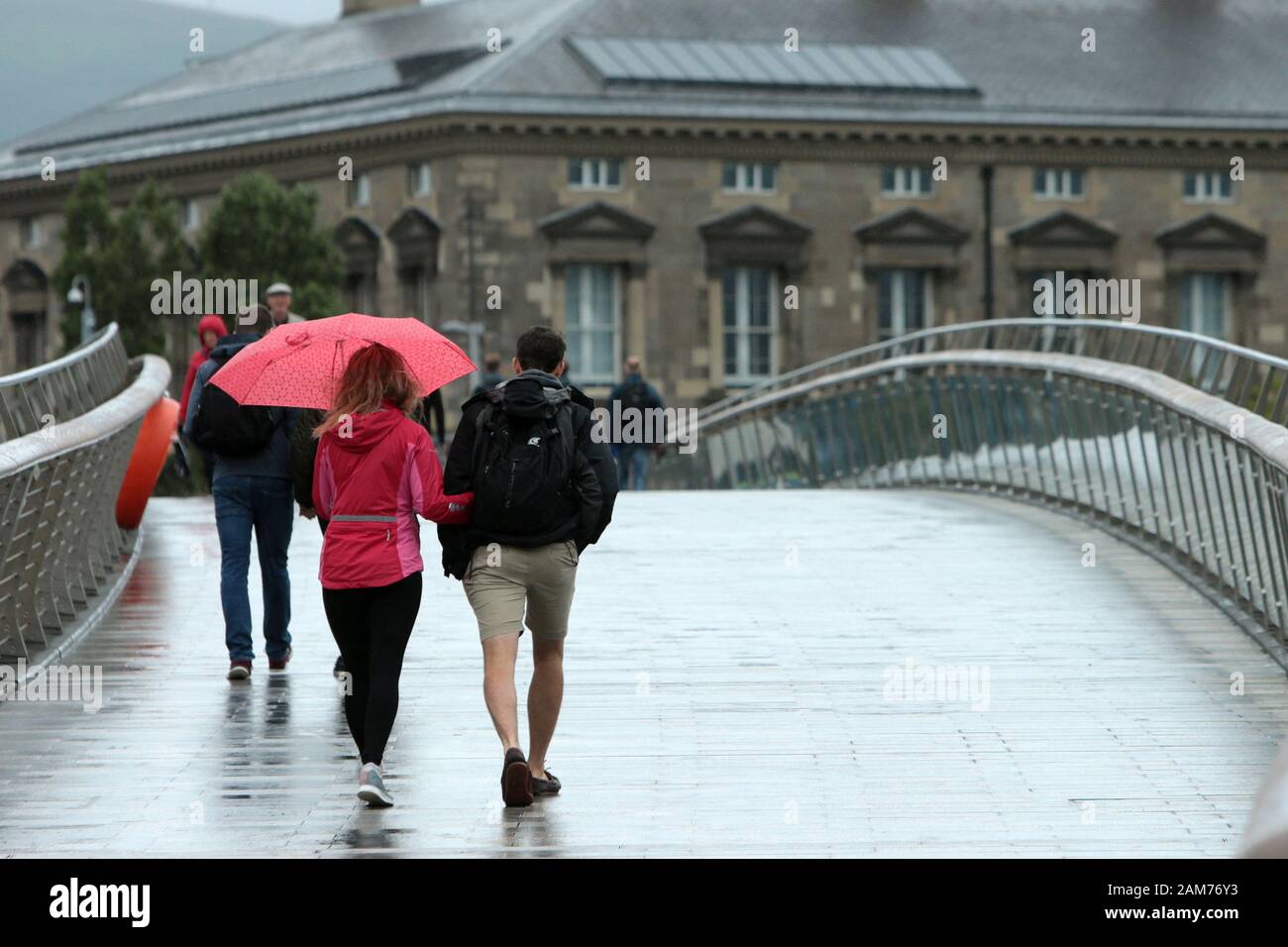 Le persone hanno il coraggio del tempo umido di luglio a Belfast, domenica, luglio 28th 2019. (Foto di Paul McErlane) Foto Stock