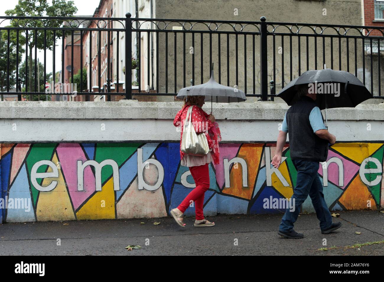 Le persone hanno il coraggio del tempo umido di luglio a Belfast, domenica, luglio 28th 2019. (Foto di Paul McErlane) Foto Stock