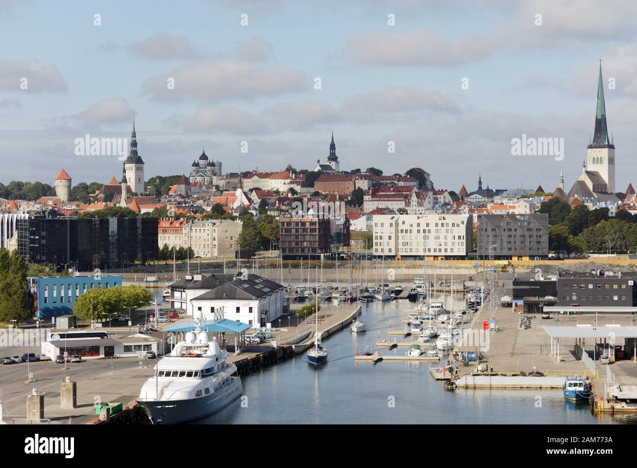 Tallinn, Estonia - 30 Luglio 2017: paesaggio cittadino della capitale Estone città vista dal porto. La città vecchia di Tallinn è elencato come un patrimonio mondiale Heritag Foto Stock