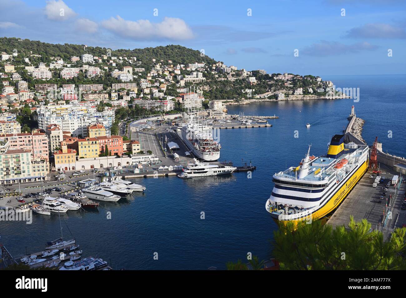 Nizza, Francia - 27 Settembre 2019: vista panoramica del porto Lympia visto dalla collina del castello. Il porto di Nizza è uno dei principali hub infrastrutturali Foto Stock