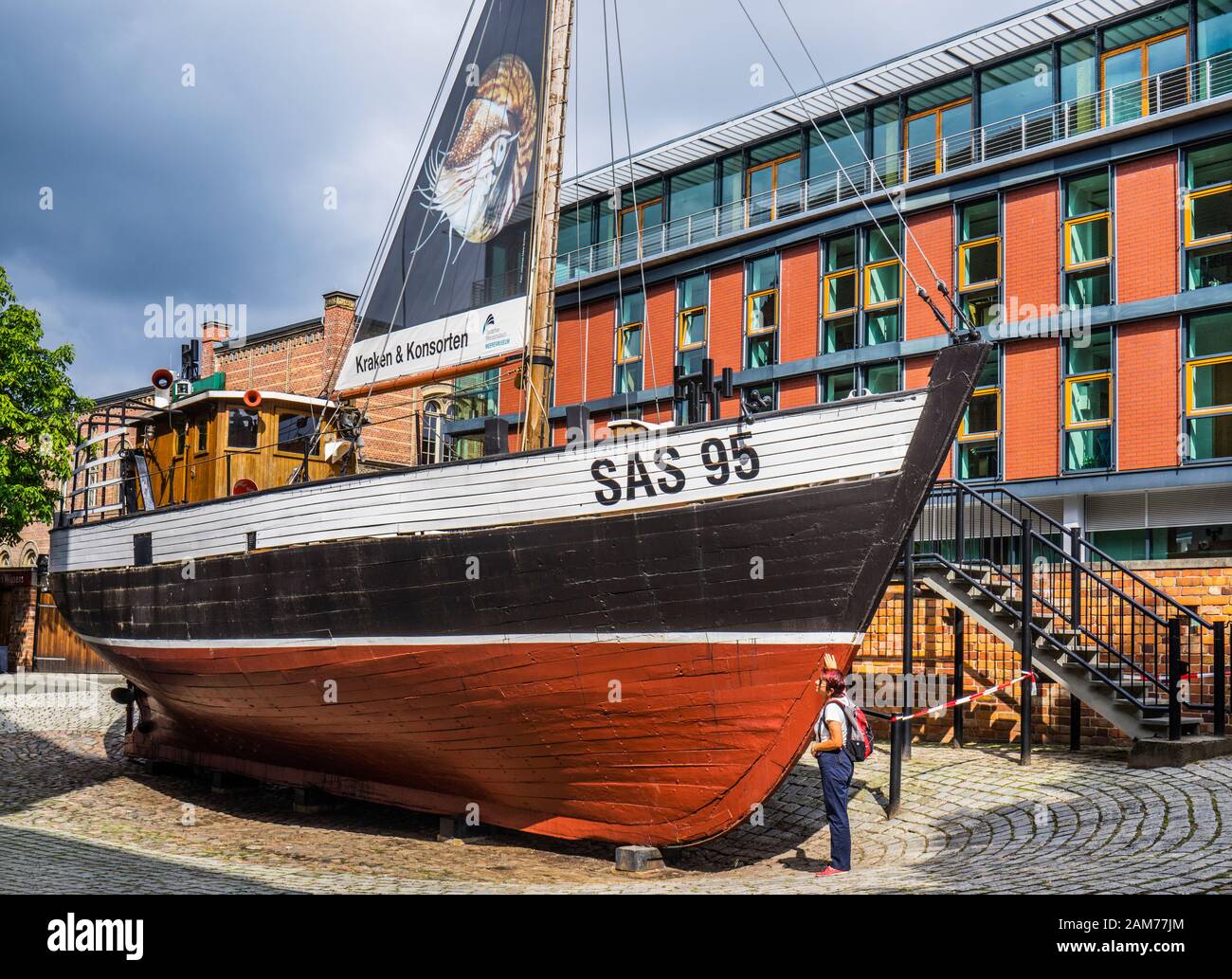 Kutter SAS 95 'Adolf Reichwein', una tipica nave da pesca del Mar Baltico in mostra al Museo Oceanografico tedesco Stralsund, Mecklenburg-Vorpommern, Foto Stock