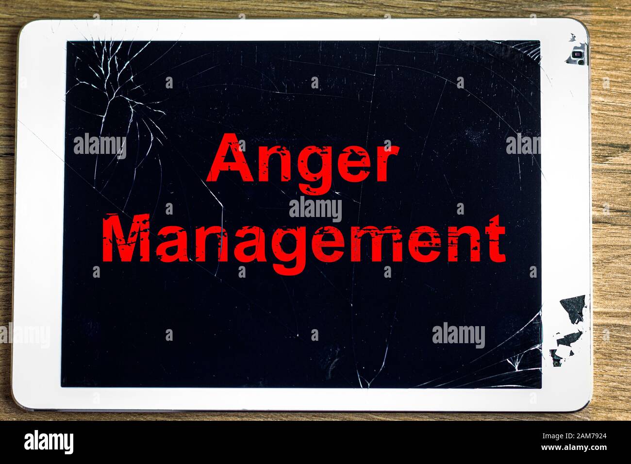 Messaggio di gestione della rabbia sullo schermo di un tablet rovinato e incrinato, gestione della rabbia e concetto di tecnologia frustrante Foto Stock