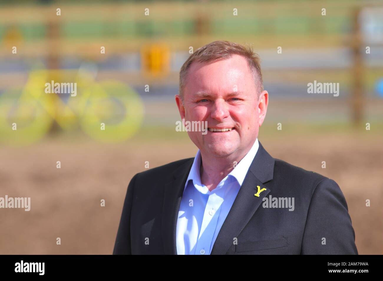 Benvenuto a Sir Gary Verity, CEO dello Yorkshire, al momento dell'installazione della scultura Welcome To Yorkshire 'Y' situata a Pappagalli Corner a Doncaster. Foto Stock