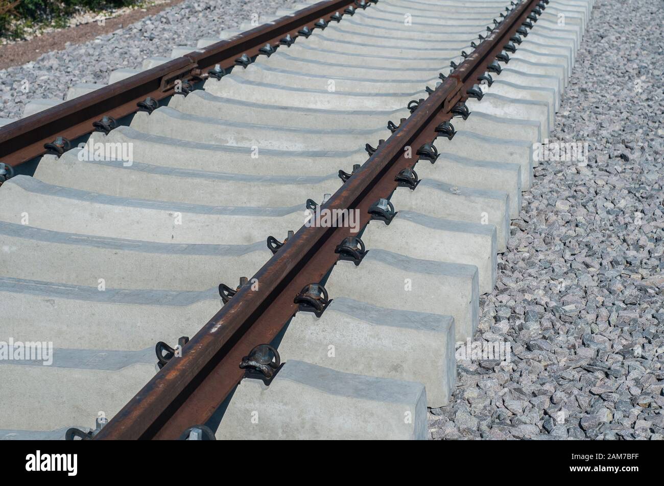 Nuove rotaie ferroviarie con traversine in cemento a muro Foto stock - Alamy