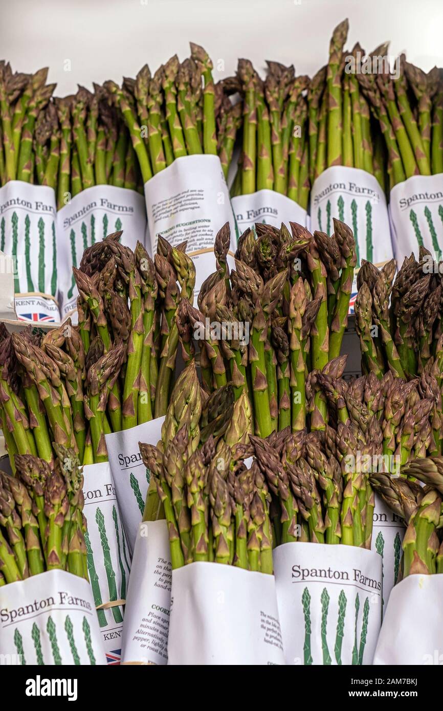 LONDRA, Regno Unito - 27 APRILE 2019: Pacchetti di lance di Asparagus fresche in un mercato agricolo Foto Stock