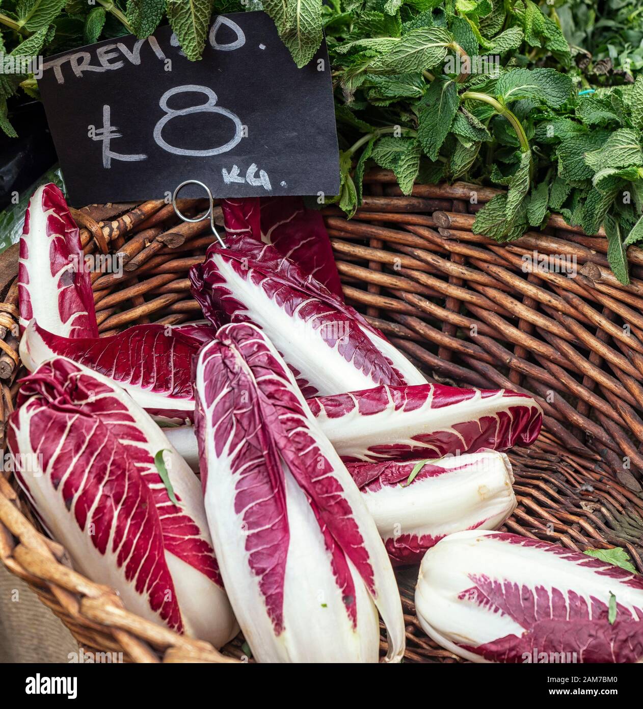 LONDRA, UK - 27 APRILE 2019: Cicoria Treviso Red in vendita presso un mercato agricolo con etichetta di prezzo Foto Stock